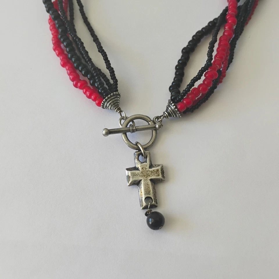 Collar con dije de cruz de palanca enchapado en plata de múltiples hebras cuentas de vidrio negro y rojo Foto 4 de 4