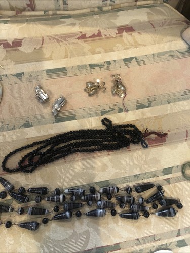 Huge Lot Of Vintage estate/costume necklaces, pins, earrings , and more - Picture 11 of 12