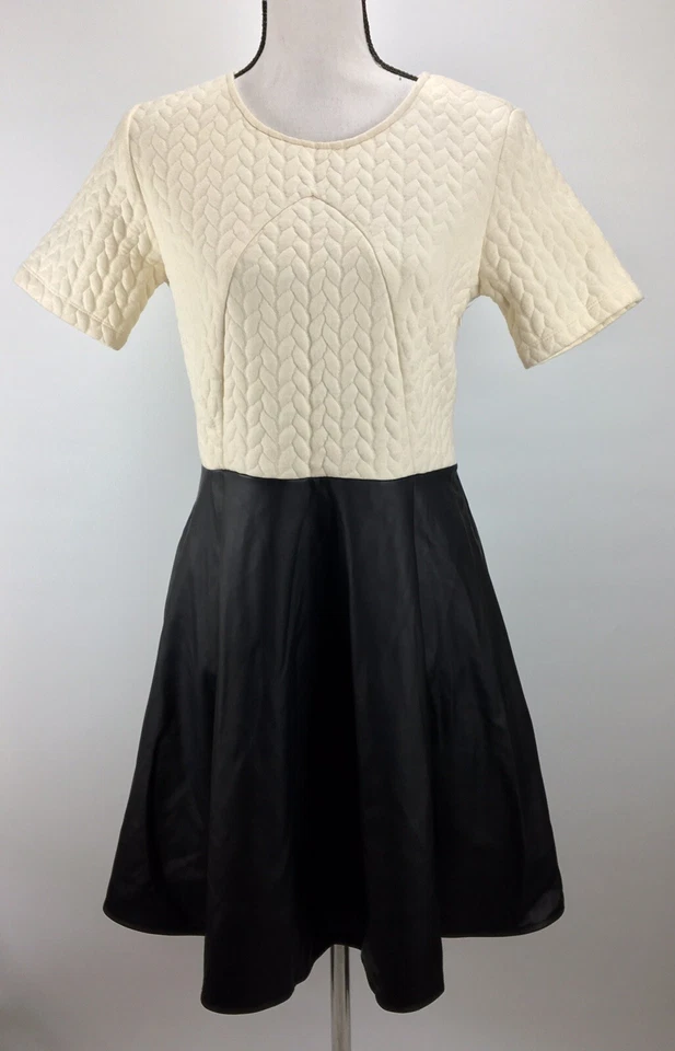 Nuevo Vestido Romeo & Juliet Couture Acolchado Imitación Cuero Borde Acampanado Dobladillo $175 Foto 3 de 4