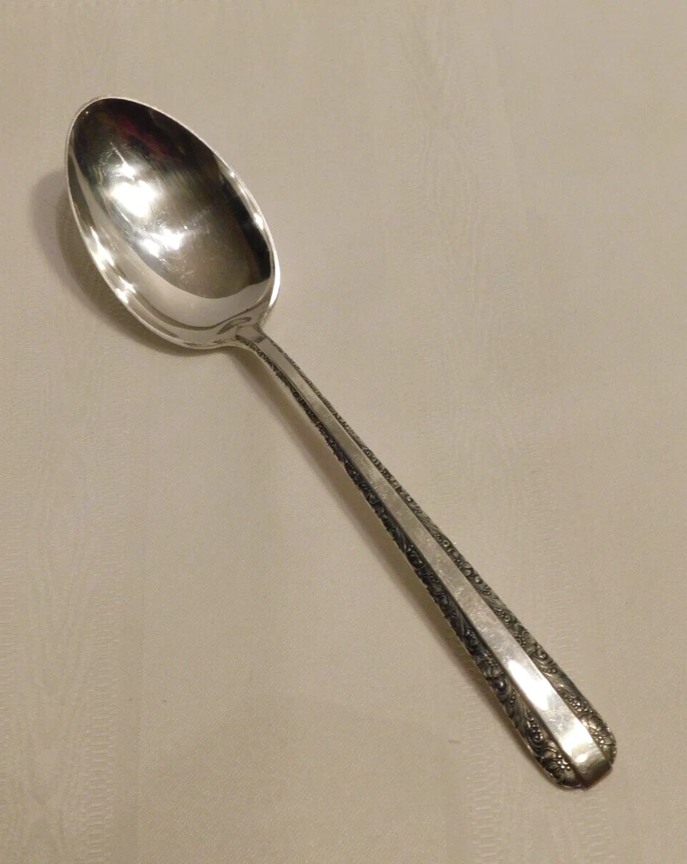 CUCHARA DE SERVIR TOALLA PLATEADA 1934 A LA LUZ DE LAS VELAS 8 1/2", sin monograma, patrimonio familiar Foto 2 de 4