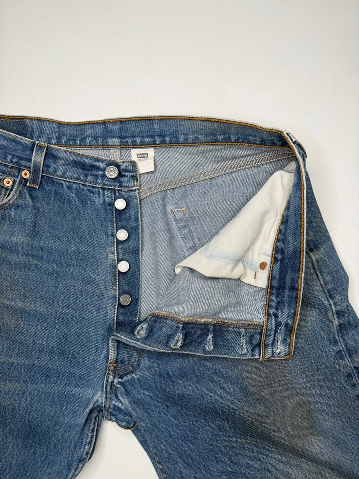 Jeans de mezclilla vintage Levi’s Levis 501 con botones 36 x 30* Foto 4 de 4