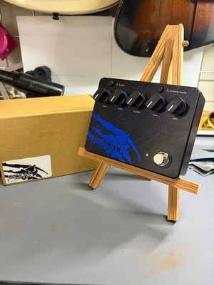 Limetone Audio JACKAL MIDNIGHT Bass Distortion Pedal mit hellem Schalter...