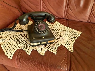 Vintage schwarzes Wählscheiben Festnetztelefon mit Hörer & Spiralkabel