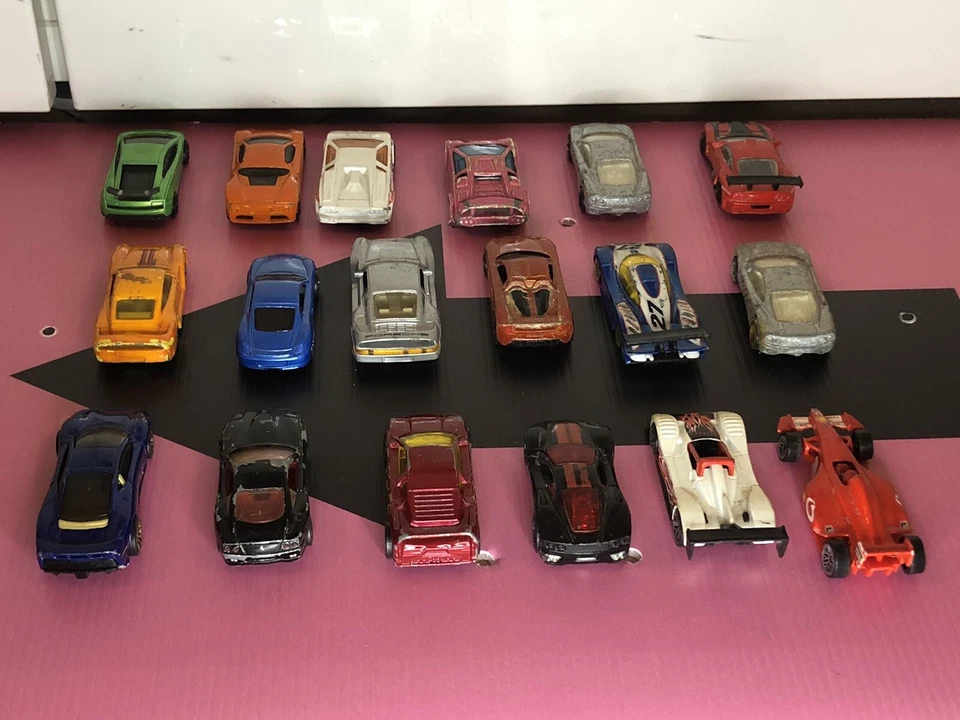 Hot Wheels Lotto Ferrari Porsche Lamborghini 18 Cars - Immagine 3 di 4