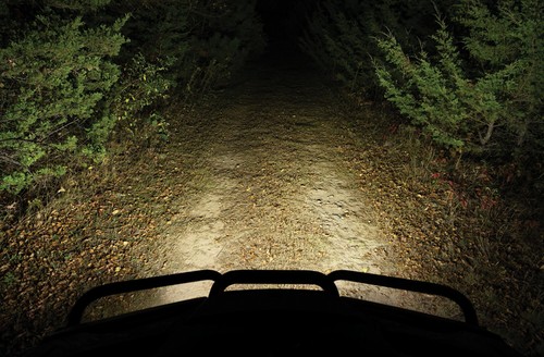Luces de conducción de haz de inundación Kuryakyn Lodestar 750L con LED blancos (3009) - Imagen 4 de 5