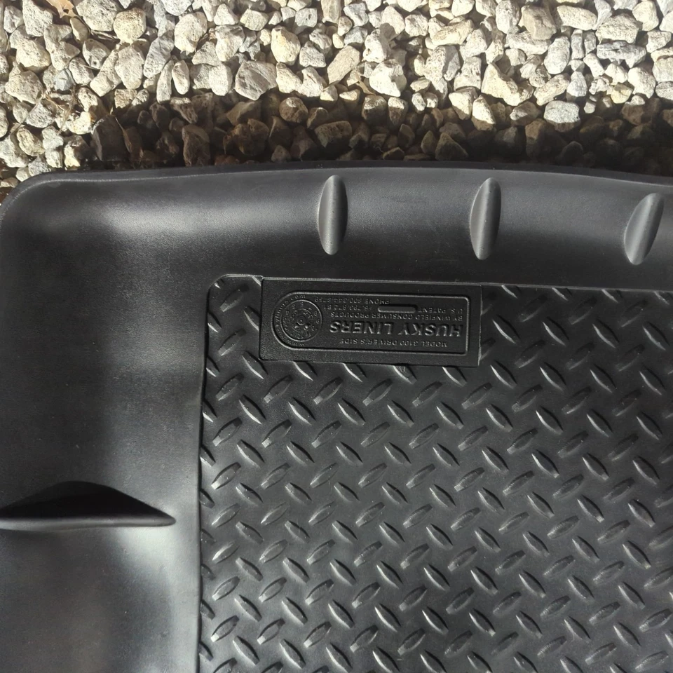 Husky 31001 se adapta a Chevrolet Suburban 1980-1991 4x4 2 piezas forros de piso delantero negros Foto 2 de 4