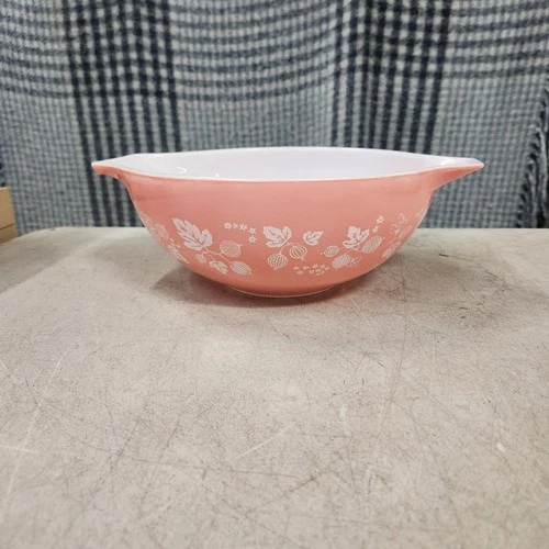 4 qt pyrex pink and white gooseberry pattern princess bowl