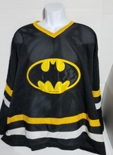 Camiseta deportiva de hockey de Batman canadiense travesaño de malla de los 90 DC Comics caballero oscuro negra de colección