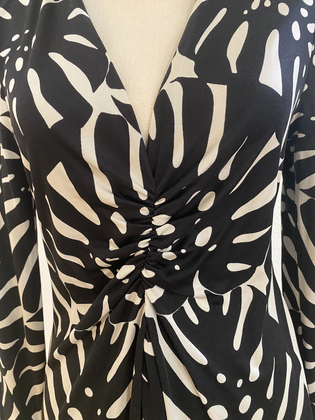 OFF WHITE Abito di seta Tory Burch collo a V bianco e nero con stampa foglie di palma taglia media