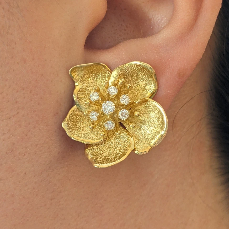 Pendientes con flores de diamantes en oro amarillo texturizado de 18 k - HM2734P