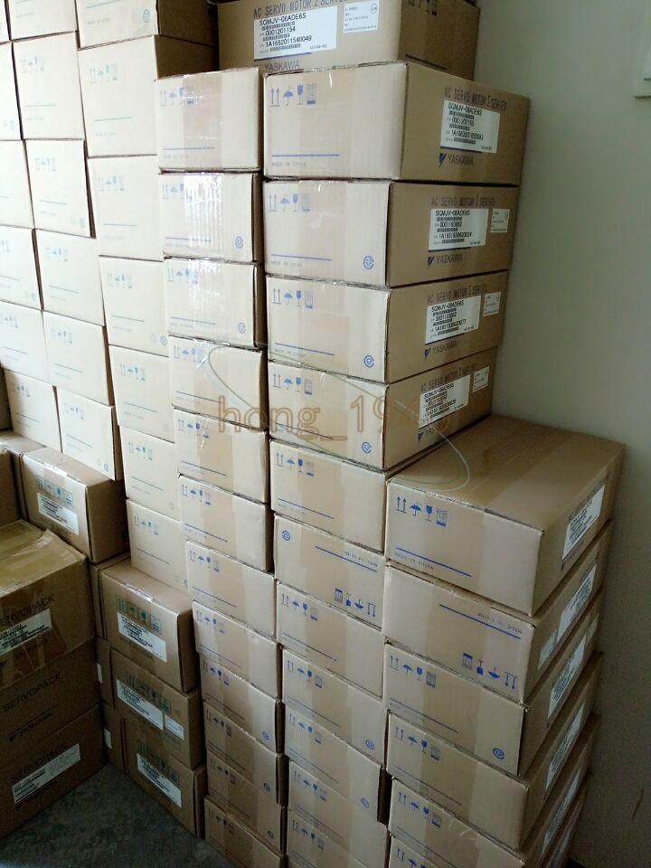 ONE NEW Yaskawa Servo motor SGMAS-01ACA61