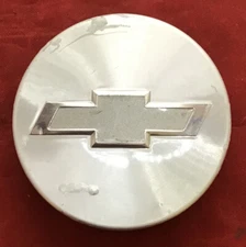 ONE USED OEM CHEVROLET SILVER CENTERCAP 22775905/10909