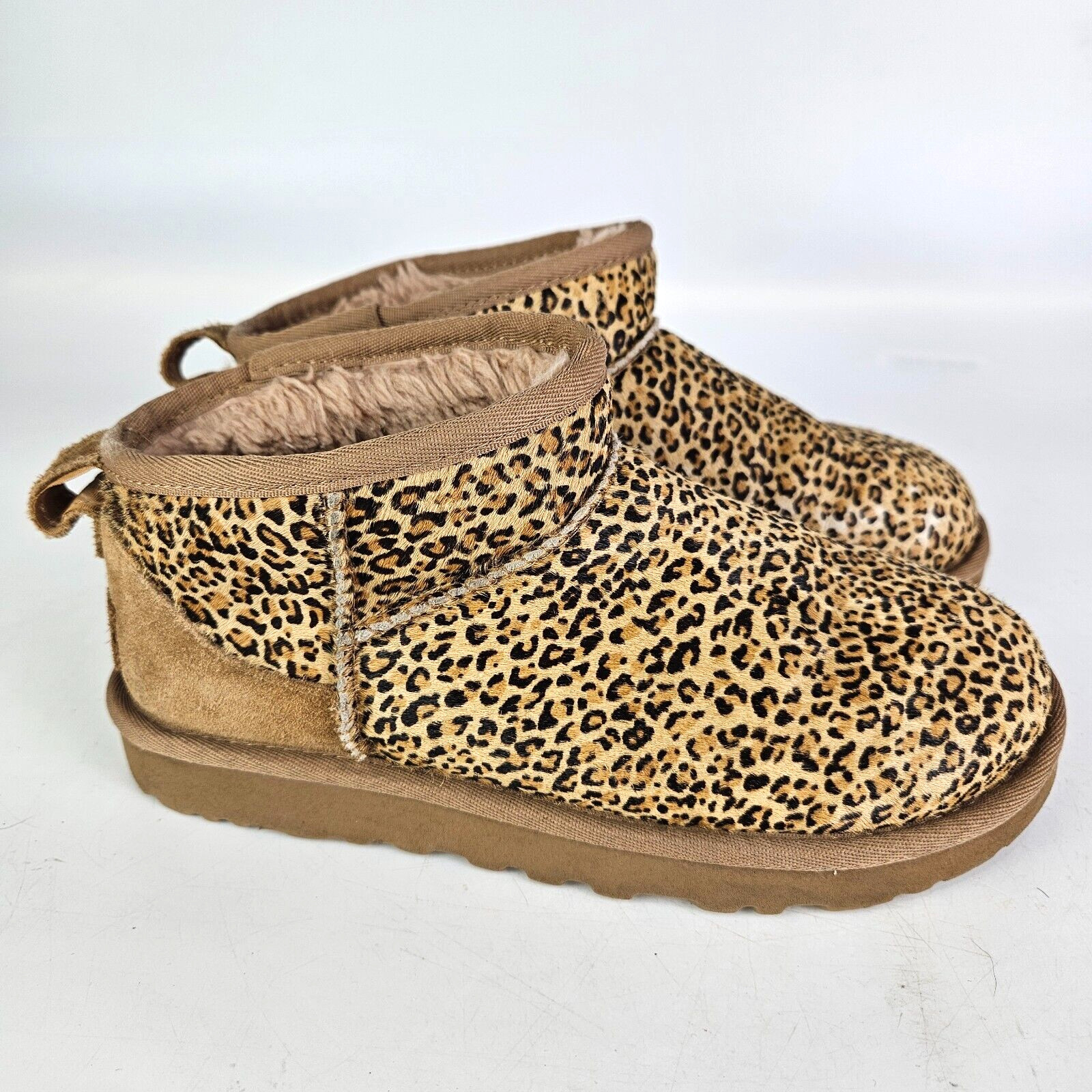 Botas al tobillo UGG Classic Ultra Mini moteadas castaño 1149270 para mujer talla: 6