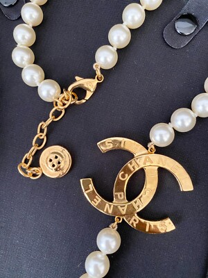 CHANEL 2023A GOLD TONE ICONIC BIG CC LOGO WHITE PEARLS NECKLACE 
