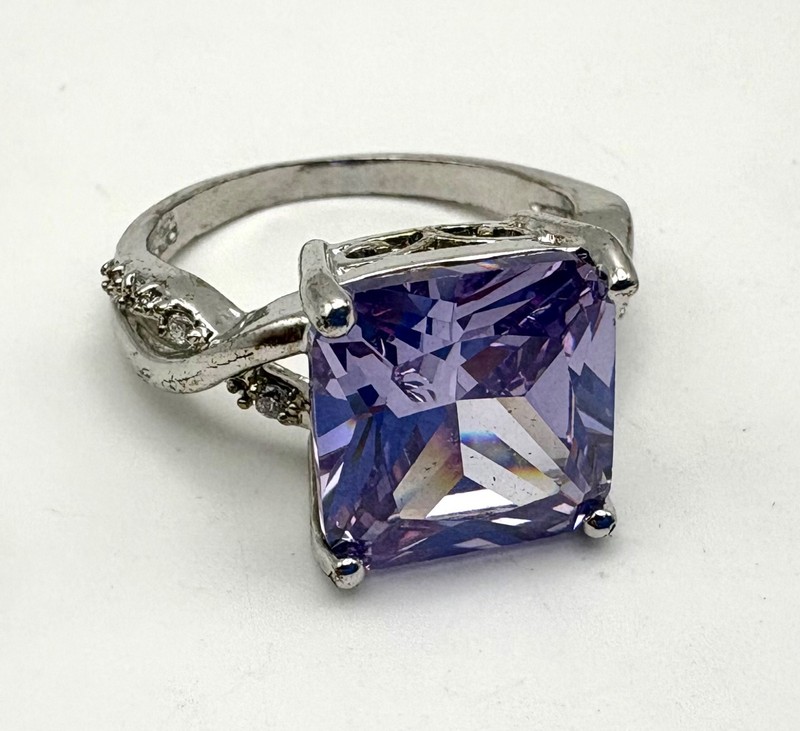 Stunning Sterling Silver Vintage 925 Cocktail Purple Cz Stone Ring. Size 8