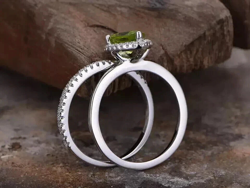 Juego de anillos nupciales de peridoto verde creado en laboratorio corte pera de 3,25 quilates enchapados en oro blanco de 14 quilates Foto 4 de 4