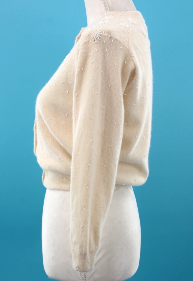 复古女式 50 年代 60 年代奶油色羊毛/安哥拉串珠开衫毛衣 XS/S 1950 年代 20 世纪 60 年代 — 第 4/4 张图片