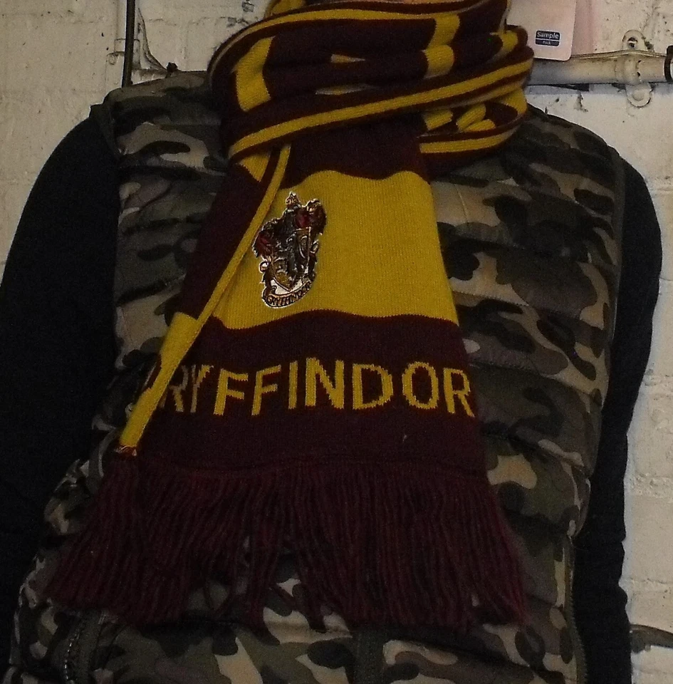 Harry Potter Bufanda Para Hombre Rayas Invierno Lana Borla Gryffindor Bufandas Primark Foto 3 de 4