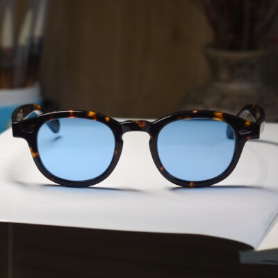 eyeglasses with blue tint