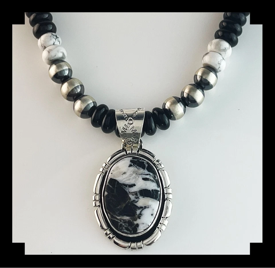 Creación de zorro blanco: colgante sobre cadena de ónix y howlita Foto 4 de 4