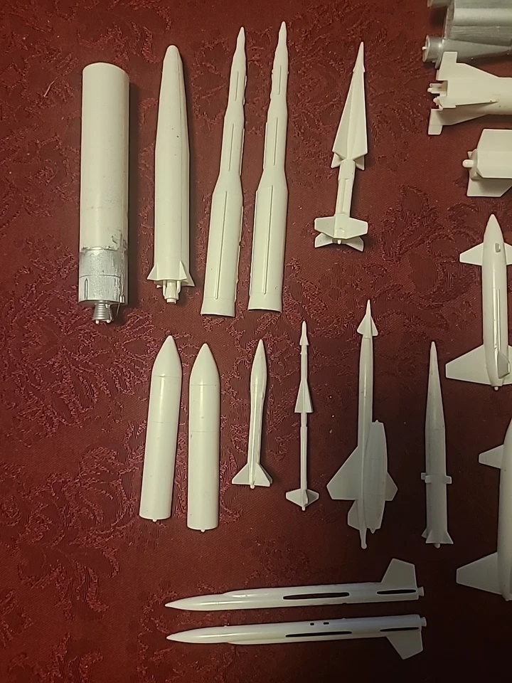 1969 MONOGRAM U.S. SPACE MISSILES 36 MISSILES PS221 300 SCALE MODEL KIT  - Image 4 of 4