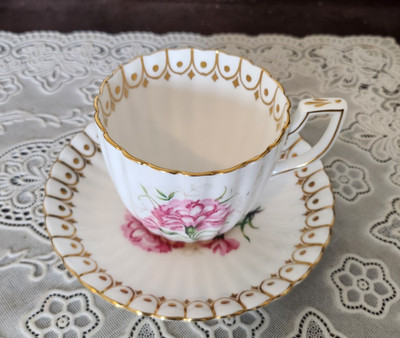 VINTAGE New Chelsea Pink Carnation Gold Band Tea Cup and Saucer 790A, England