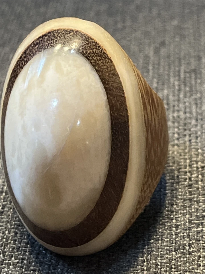Anillo Vintage Grande Ovalado Madera Y Madreperla Talla 9 Foto 3 de 4