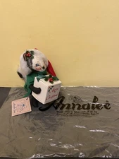 Annalee Dolls - Christmas Skunk with Box Present Doll w/ Tag & Bag #7422