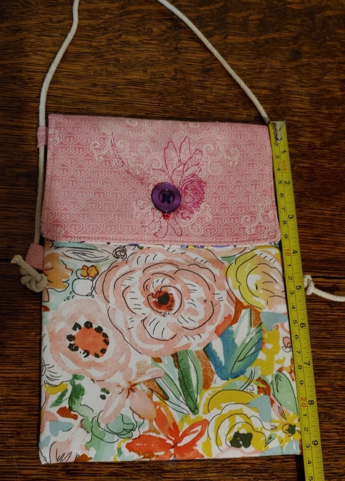 Cartera floral rosa casera con botón morado Foto 4 de 4