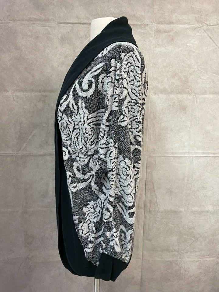 Cárdigan Xhilaration para mujer negro blanco floral frente abierto dobladillo redondo talla L/XL Foto 2 de 4