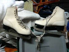VINTAGE WHITE WOMEN'S ICE SKATES - GREAT HOLIDAY DECOR ACCENT-SIZE 7-8  PICS