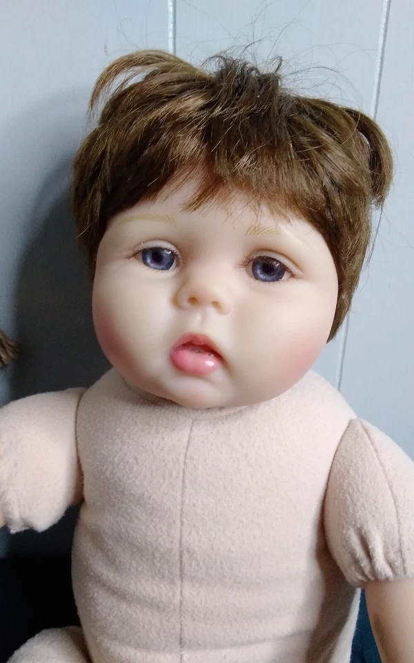 Muñeca bebé renacida Kaydora bebé muñeca renacida realista niño pelo castaño ojos azules 20" Foto 3 de 4