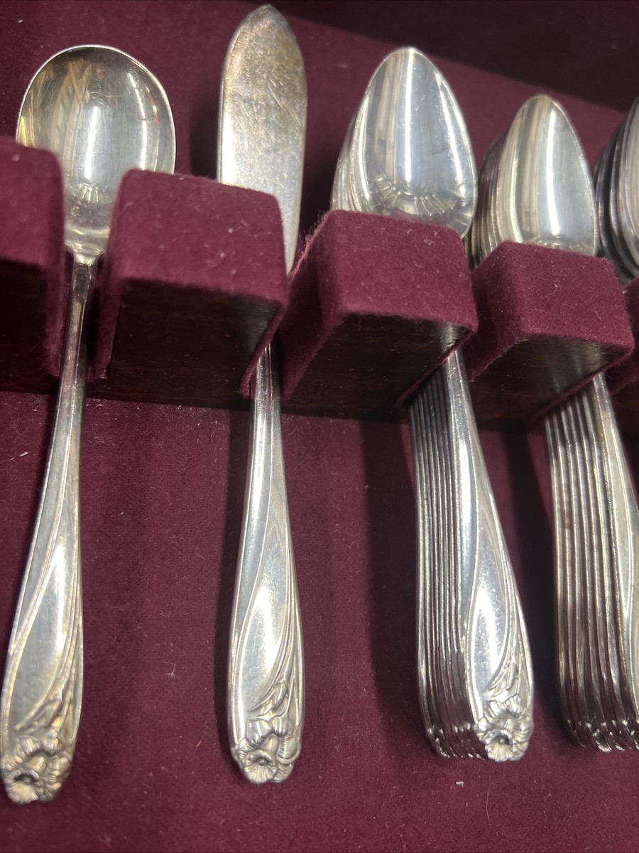 1847 Rogers Bros Silver Plate DAFFODIL Flatware Set in Box 1847 Rogers Bros Silver Plate DAFFODIL Flatware Set in Box