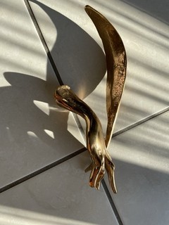 Yves Lohé né en 1947. Main à la plume. Sculpture en bronze.