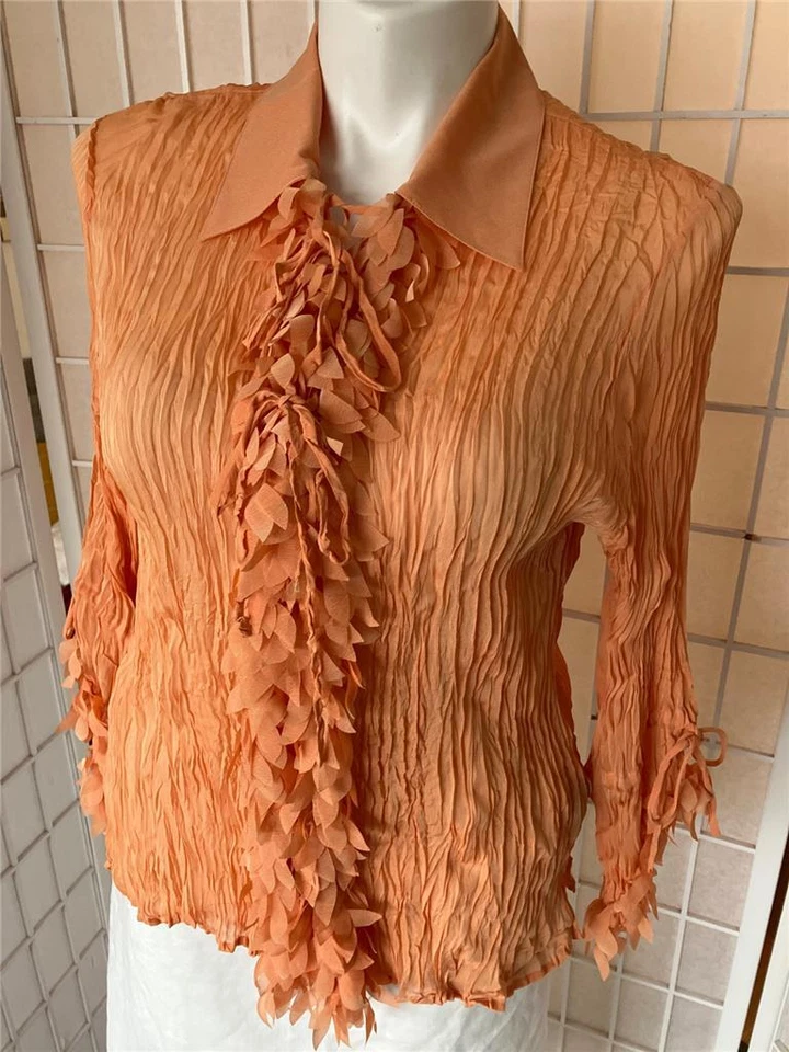 Blusa de botones transparentes plisados en naranja coral Essentials by Milano para mujer Foto 2 de 4
