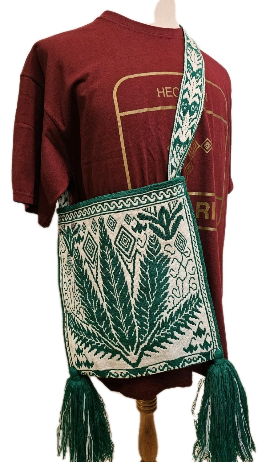 RARO Bolso Contemporáneo Huichol Textil Tejido Medicina Calavera y Cannabis