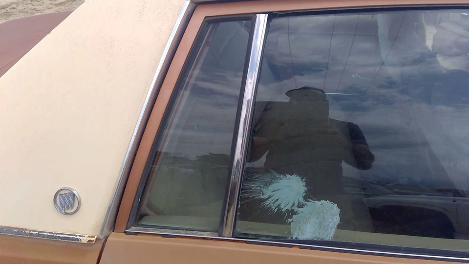 77-79 Lesabre пассажирское правое заднее вентиляционное окно небольшое заднее стекло двери с рамой - Изображение 3 из 4