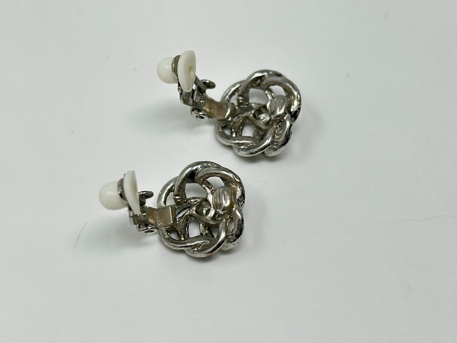 Beautiful Silvertone Interlocking Rings Knot Clip… - image 4