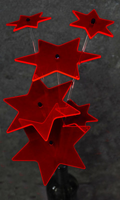 d a s  GESCHENK: Sonnenfänger 3 x 15 cm  + 3 x 8 cm rote Sterne gebunden 