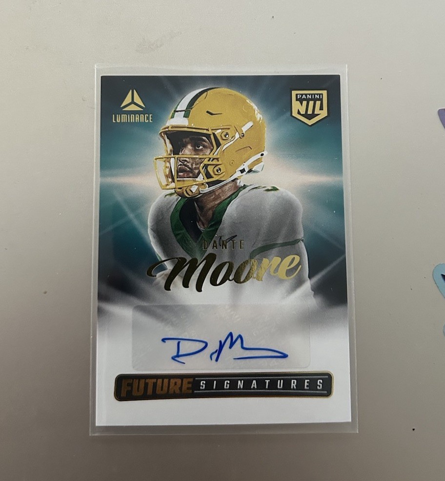 2025 Panini Luminance - Future Signatures Nil Dante Moore #NIL-DME (AU, RC)