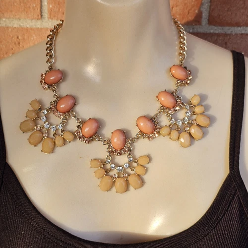 VETEMENTS Collana dichiarazione cristallo acrilico pesca corallo tono oro strass bavaglino Janquil