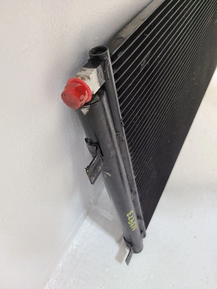 2015-2020 CADILLAC ESCALADE AC Condenser 5.3L 84496856 15-20 Foto 4 de 4