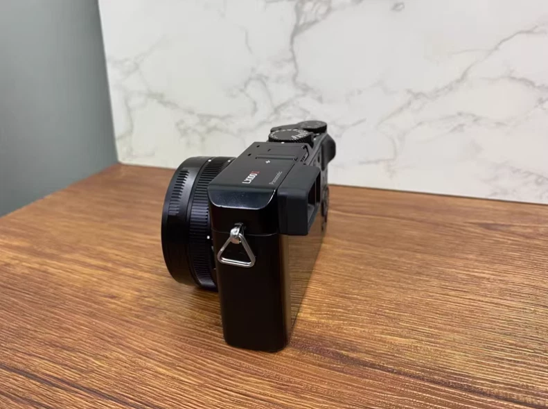 Cámara compacta Panasonic LUMIX DC-LX100 II M2 4K con lente Leica F1,7-2,8 24-75 mm Foto 4 de 4