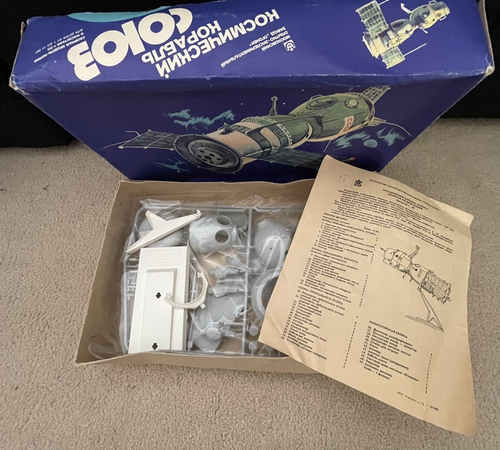 Ogonek Space Capsule Soyuz 1:30 Scale Russian Spacecraft Model Kit 4498 New - Picture 6 of 10