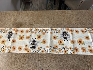 Bee & Sunflower Honeycomb Floral Fabric Table Runner, Rectangular Multicolor