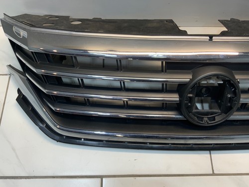 OEM Volkswagen Passat S SE SEL Grille 561.853.653 - Picture 3 of 8