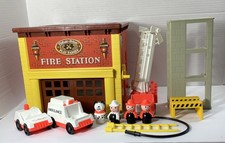 Vintage 1980 Fisher Price Family FIRE STATION 928 Firefighter Dalmatian Truck