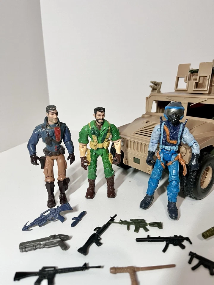 BBI Elite Force US Army M1114 Up Armored Humvee w/ The Corps Figures & Accessory - Image 2 of 4