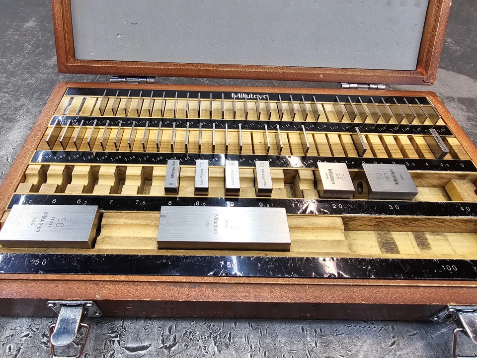 Juego de bloques de medidor métrico Mitutoyo grado 2 516-450-02 BM4-76-2 (faltan algunos bloques) Foto 2 de 4