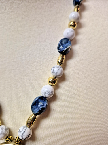 22 inch white & blue cameo pendant on beaded glass necklace gold tone - Picture 5 of 12